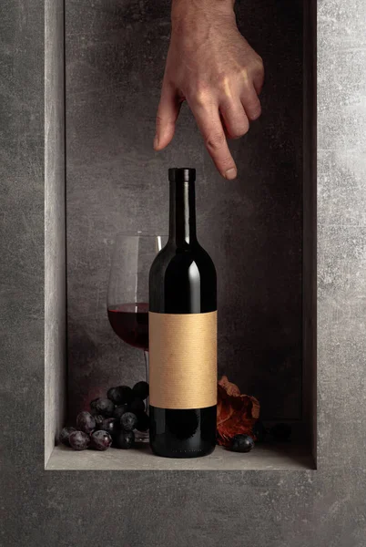 Red Wine Blue Grapes Bottle Old Empty Label Hand Reach — Stock Photo, Image