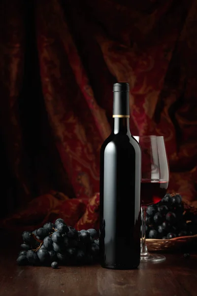Ainda Vida Com Vinho Tinto Uvas Azuis Uma Mesa Madeira — Fotografia de Stock