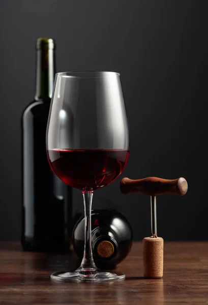 Vinho Tinto Saca Rolhas Uma Velha Mesa Madeira — Fotografia de Stock