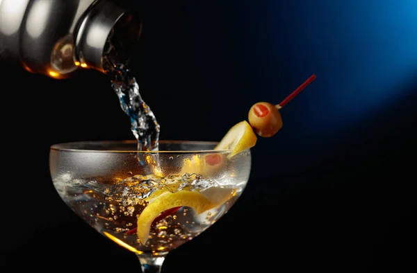 Martini Com Azeitonas Verdes Limão Coquetel Derramado Uma Coqueteleira Copo — Fotografia de Stock