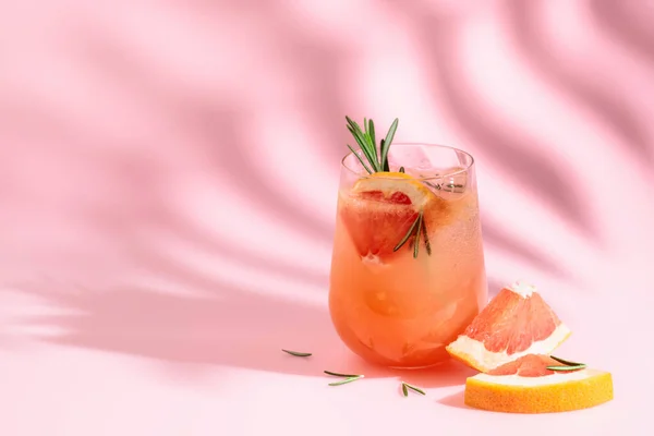 Summer Cocktail Grapefruit Rosemary Ice Drink Pink Background Palm Leaf — 스톡 사진