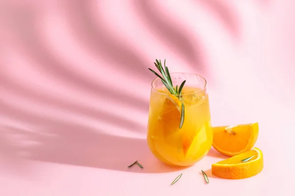 Summer Cocktail Orange Rosemary Ice Drink Pink Background Palm Leaf — Stock fotografie