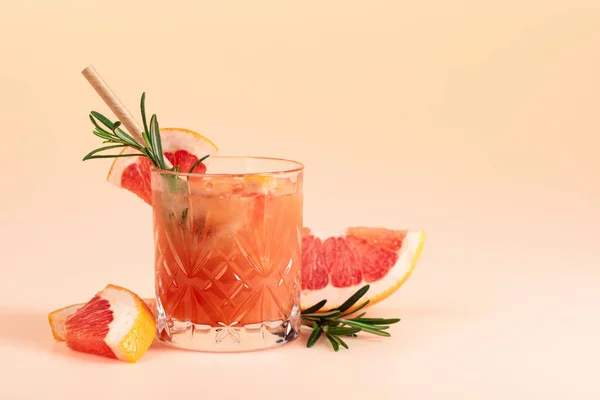 Summer Cocktail Grapefruit Rosemary Ice Crystal Glass Copy Space — Stockfoto