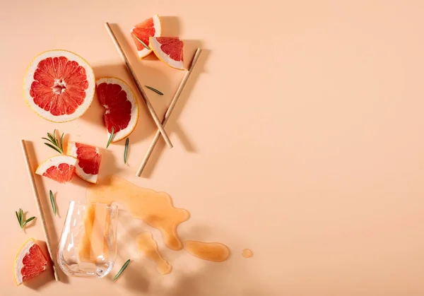 Grapefruit Slices Rosemary Straws Empty Glass Top View — Stock Photo, Image