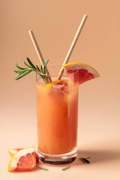 Zomer Cocktail Met Grapefruit Rozemarijn Ijs Een Bevroren Glas — Stockfoto