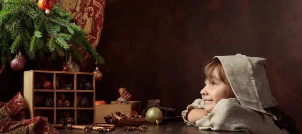 Masanın Yanında Şekerli Küçük Bir Kız Çikolata Baharatlar Noel Ağacının — Stok fotoğraf