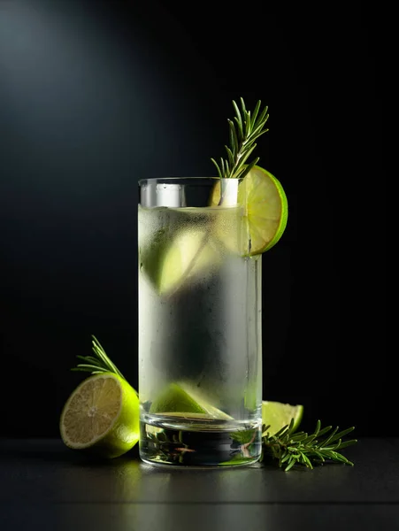 Kallt Uppfriskande Dryck Med Lime Och Rosmarin Ett Svart Bord — Stockfoto
