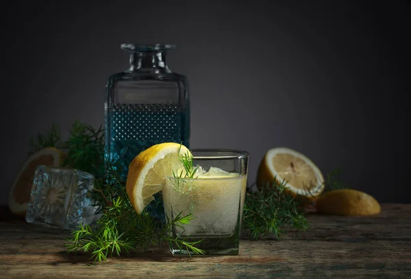 Cocktail Com Gim Azul Tônico Limão Uma Velha Mesa Madeira — Fotografia de Stock