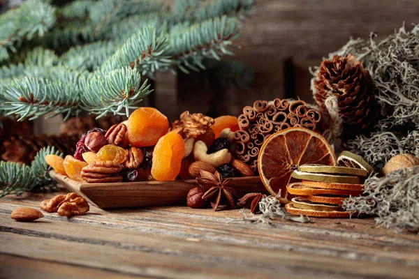 Frutas Secas Nozes Uma Velha Mesa Madeira Natal Ainda Vida — Fotografia de Stock