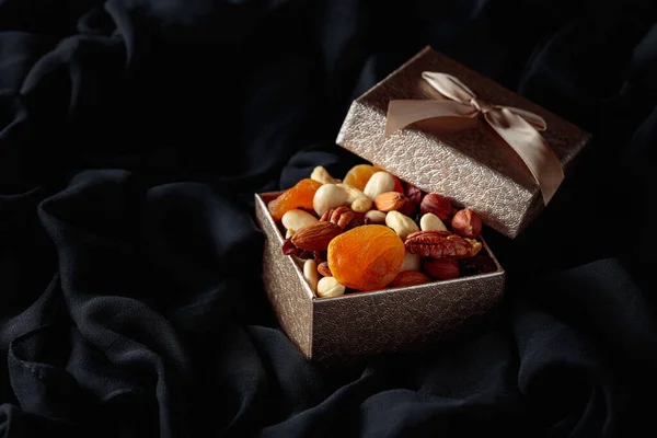 Αποξηραμένα Φρούτα Και Ξηροί Καρποί Κουτί Δώρου Μαύρο Πανί — Φωτογραφία Αρχείου