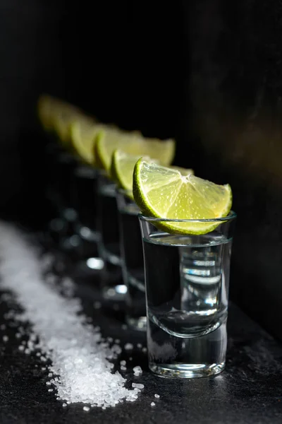 Tequila Med Kalk Och Havssalt Bakgrund Svart Skiffer — Stockfoto