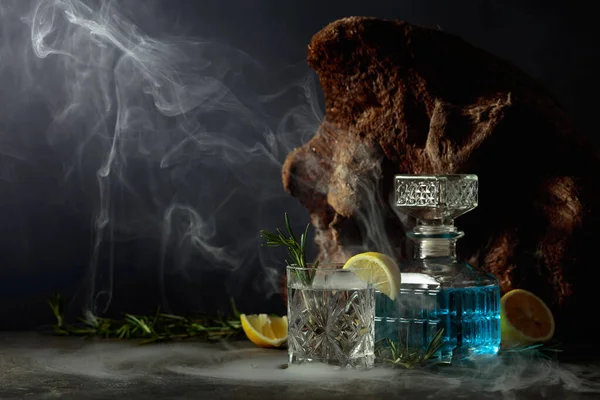 Cocktail Gin Tonic Mit Zitrone Und Rosmarin Kristallglas Geräucherter Rosmarin — Stockfoto