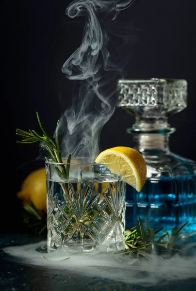 Cocktail Gin Tônico Com Limão Alecrim Copo Cristal Alecrim Defumado — Fotografia de Stock