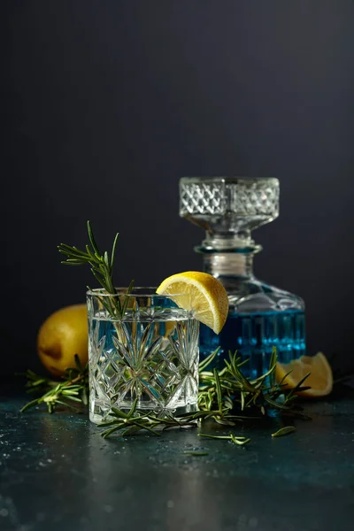 Cocktail Gin Tonic Citron Romarin Dans Verre Cristal Espace Copie — Photo
