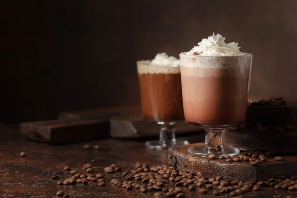 Kaffe Och Chokladdrycker Med Vispgrädde Brun Bakgrund Cpoy Utrymme — Stockfoto