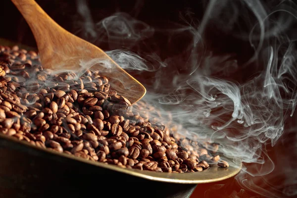 Middelgeroosterde Koffiebonen Zijn Rokerig Een Braadpan Kopieerruimte — Stockfoto
