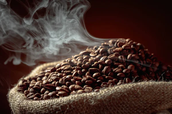中焙煎のコーヒー豆は バラップ袋に煙が出ています — ストック写真