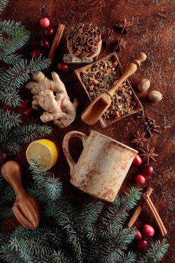 Klasik arka planda sıcak bir kış içeceği yapmak için bardak ve malzemeler. Üst görünüm. 