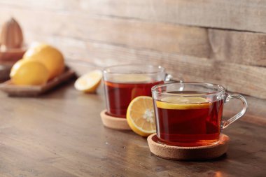 Tahta masada limonlu çay. Boşluğu kopyala.