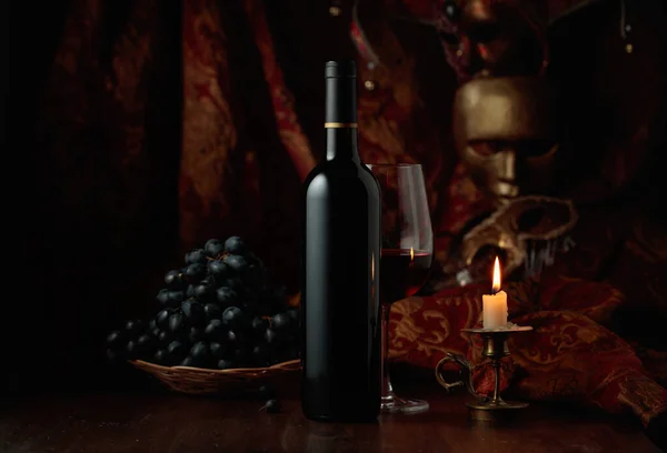 Martwa Natura Czerwonym Winem Winogronami Zabytkowymi Dodatkami Karnawałowymi — Zdjęcie stockowe