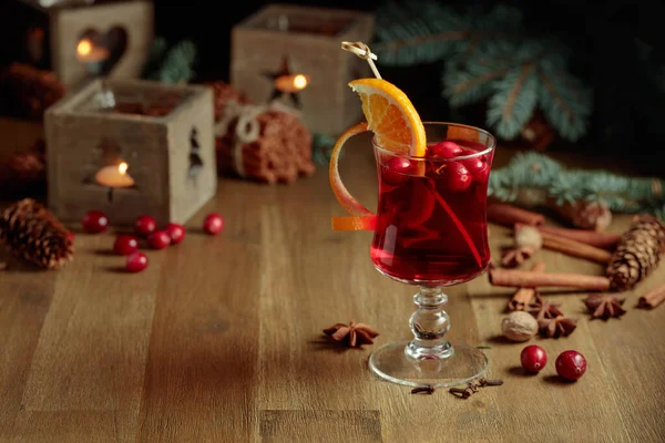 在一张旧木桌上放有香料 橙子和覆盆子的圣诞饮品 — 图库照片