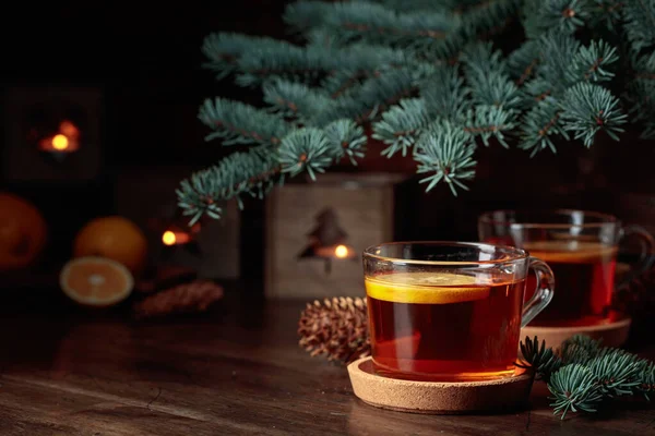 Limonlu Çay Ahşap Bir Masada Yanan Mumlarla Küçük Noel Fenerleri — Stok fotoğraf