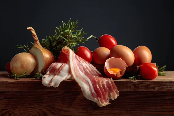 Panceta Ahumada Con Huevos Tomates Cebollas Romero Una Mesa Madera —  Fotos de Stock
