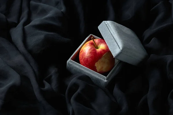 Ett Bitet Äpple Grå Presentask Konceptuell Bild Temat Dyra Gåvor — Stockfoto