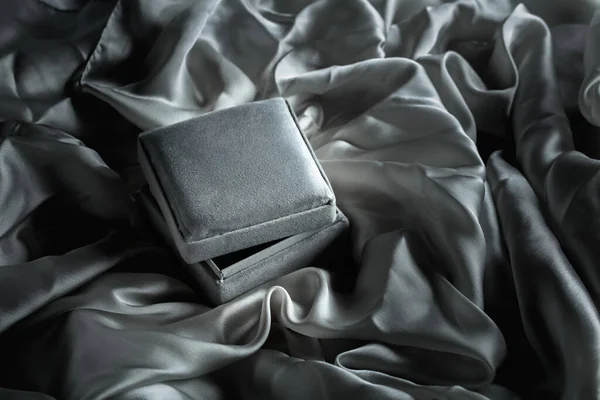 Серый Подарочный Коробок Сером Атласном Фоне — стоковое фото