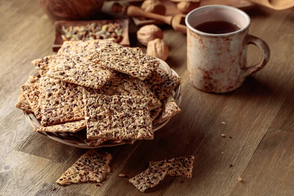 Crispy Crackers Sunflower Seeds Flax Seeds Wooden Table — Foto Stock