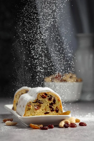 건포도와 가루를 뿌려진 전통적 케이크 — 스톡 사진
