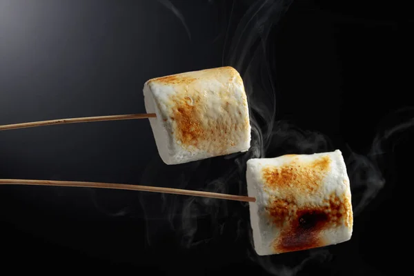 Rostade Marshmallows Med Rök Svart Bakgrund Kopiera Utrymme — Stockfoto