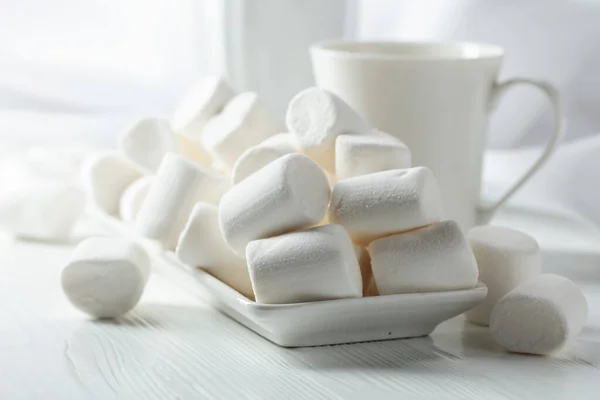 Weiße Marshmallows Auf Einem Weißen Holztisch — Stockfoto