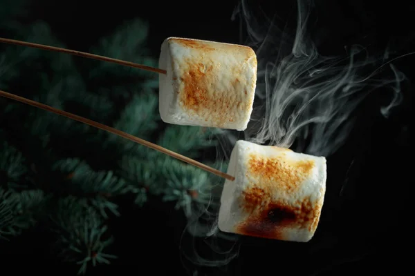 Rostade Marshmallows Med Rök Bakgrunden Julgran — Stockfoto