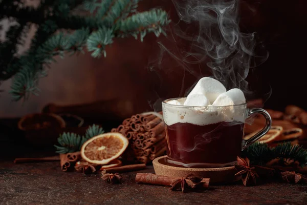Χριστουγεννιάτικη Ζεστή Σοκολάτα Ζαχαρωτά Χειμωνιάτικο Ποτό Μπαχαρικά Σκούρο Καφέ Φόντο — Φωτογραφία Αρχείου