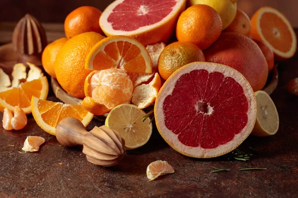Citrusfélék Egy Régi Barna Asztalon Jelen Vannak Narancs Grapefruit Citrom — Stock Fotó