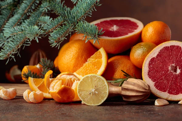 Citrusfrukter Och Gren Gran Brun Bakgrund Jul Stilleben Med Apelsiner — Stockfoto