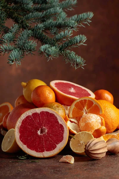 Citrusfrukter Och Gren Gran Brun Bakgrund Jul Stilleben Med Apelsiner — Stockfoto