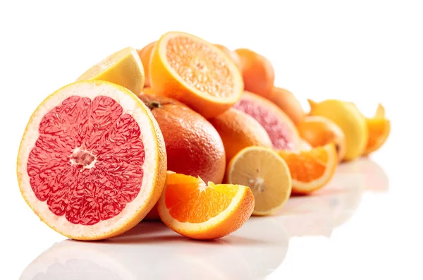 Zitrusfrüchte Sind Auf Weißem Hintergrund Isoliert Präsentiert Werden Orangen Grapefruits — Stockfoto