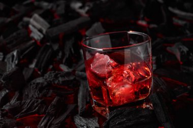  Yanan kömürün arka planında buzlu buzlu viski..