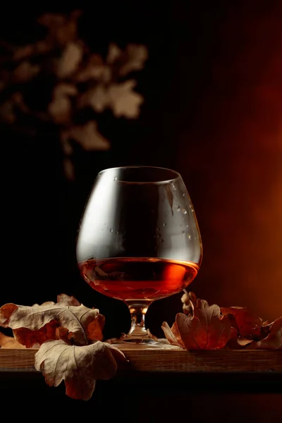 테이블에 브랜디 냄새를 나뭇잎 — 스톡 사진