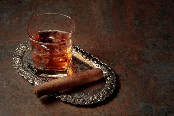 Whiskey Lodem Cygarem Zardzewiałym Metalowym Stole — Zdjęcie stockowe
