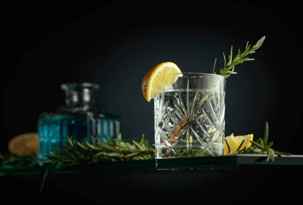 Kaltes Erfrischungsgetränk Mit Zitrone Und Rosmarin Gin Tonic Cocktail Kristallglas — Stockfoto