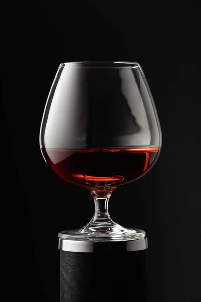 Egy Pohár Brandy Fekete Alapon — Stock Fotó