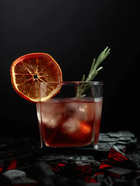 Cocktail All Antica Con Whisky Ghiaccio Fetta Arancia Secca Rosmarino — Foto Stock
