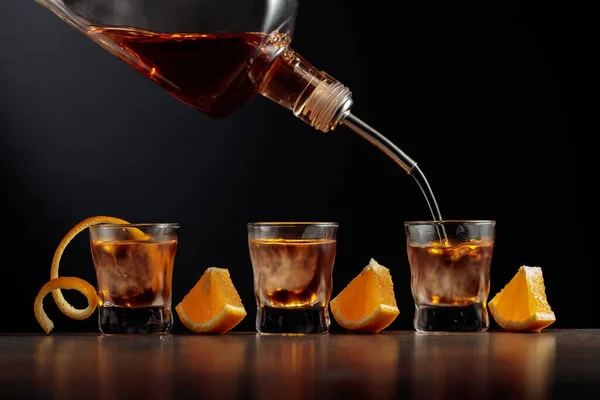 Cóctel Antigua Con Hielo Naranja Whisky Vierte Vasos Con Hielo — Foto de Stock