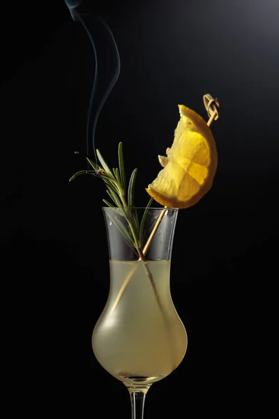 Лимончелло Стакане Сладкий Итальянский Лимонный Ликер Традиционный Крепкий Алкогольный Напиток — стоковое фото