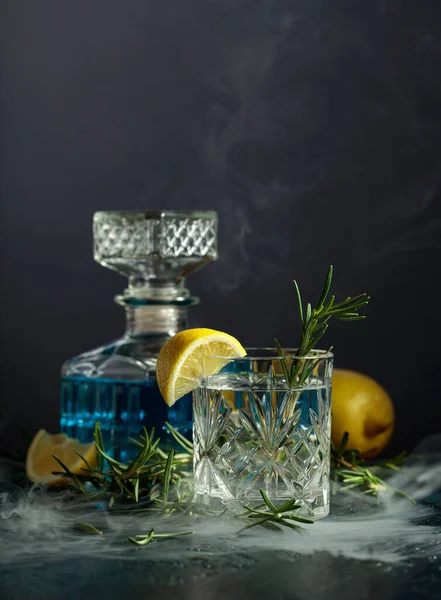 Kristal Bardakta Limon Biberiyeli Kokteyl Cin Toniği Masada Tütsülenmiş Biberiye — Stok fotoğraf