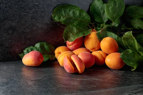 Apricots Leaves Black Stone Table — Stock Photo, Image