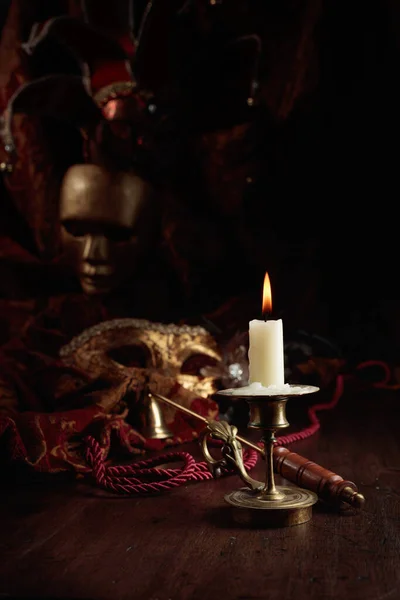 Καμένο Κερί Ένα Παλιό Μπρούτζινο Κηροπήγιο Και Μάσκες Καρναβαλιού Ένα — Φωτογραφία Αρχείου